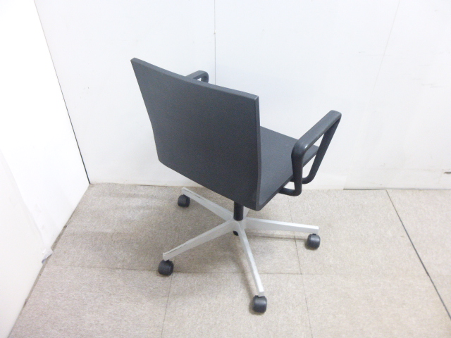 ミーティングチェア/ヴィトラ/ブラック/肘有