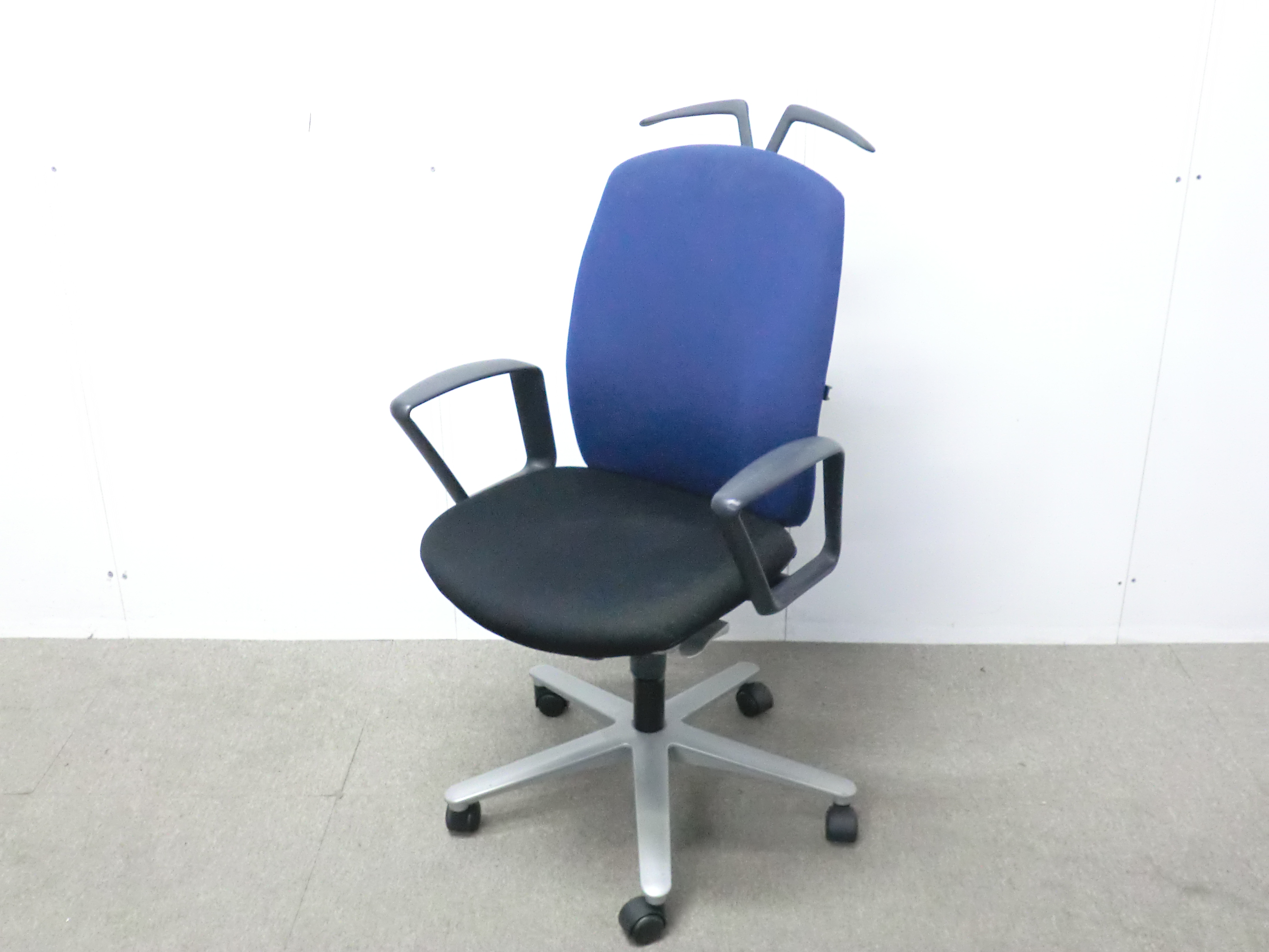 ウチダ/キャスト/ダークブルー / 【中古】 OAチェア肘有