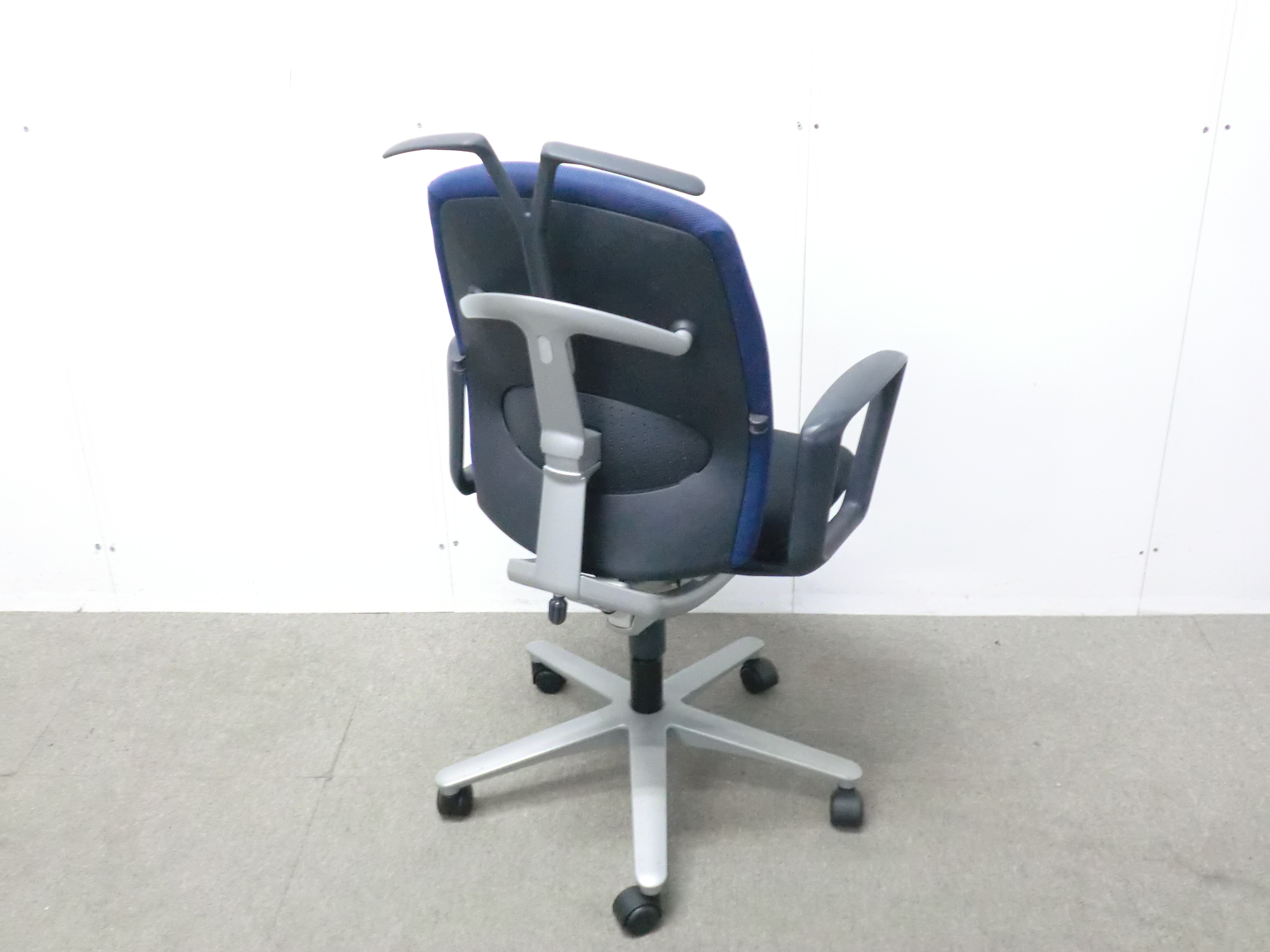 ウチダ/キャスト/ダークブルー / 【中古】 OAチェア肘有