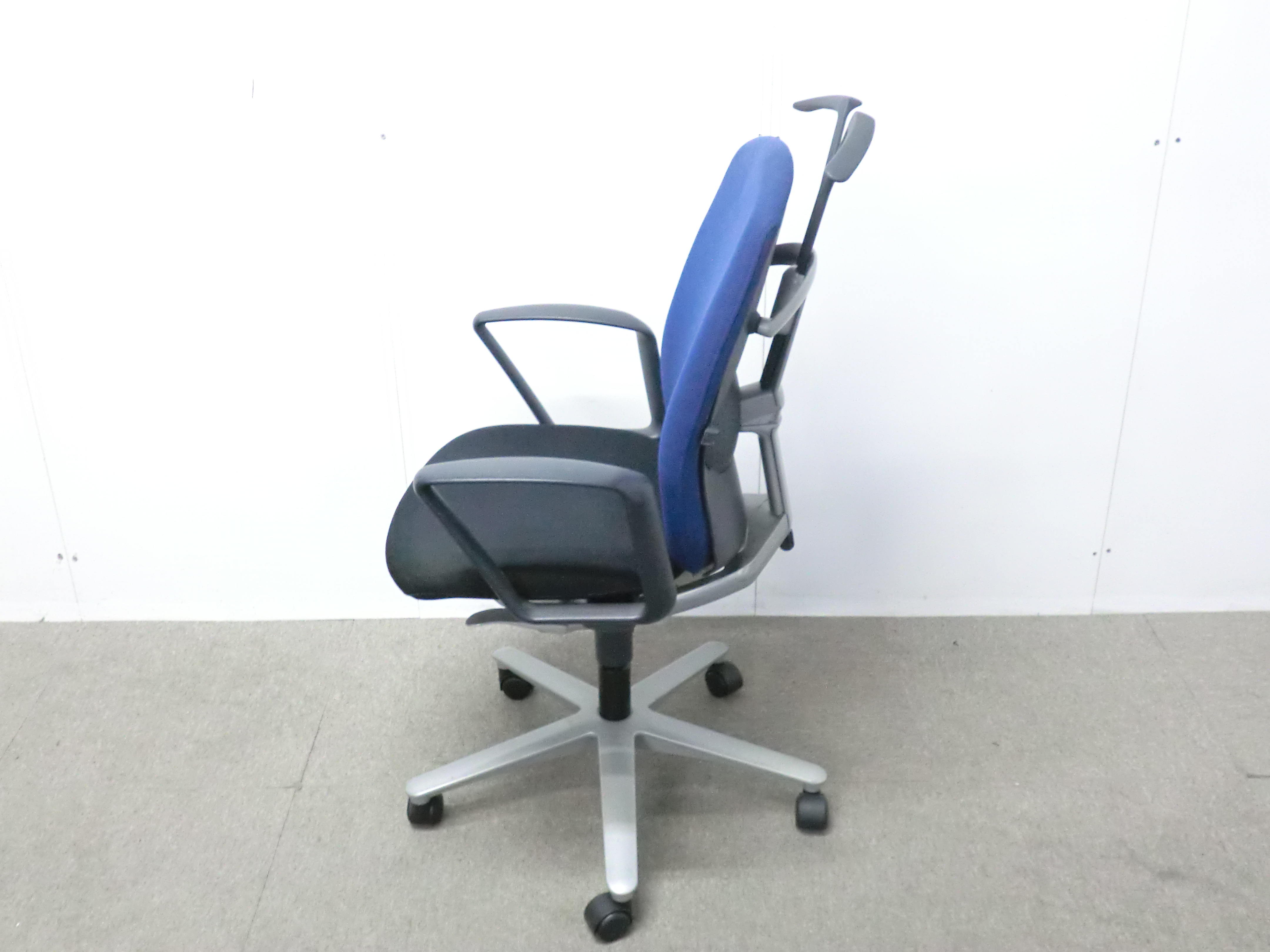 ウチダ/キャスト/ダークブルー / 【中古】 OAチェア肘有