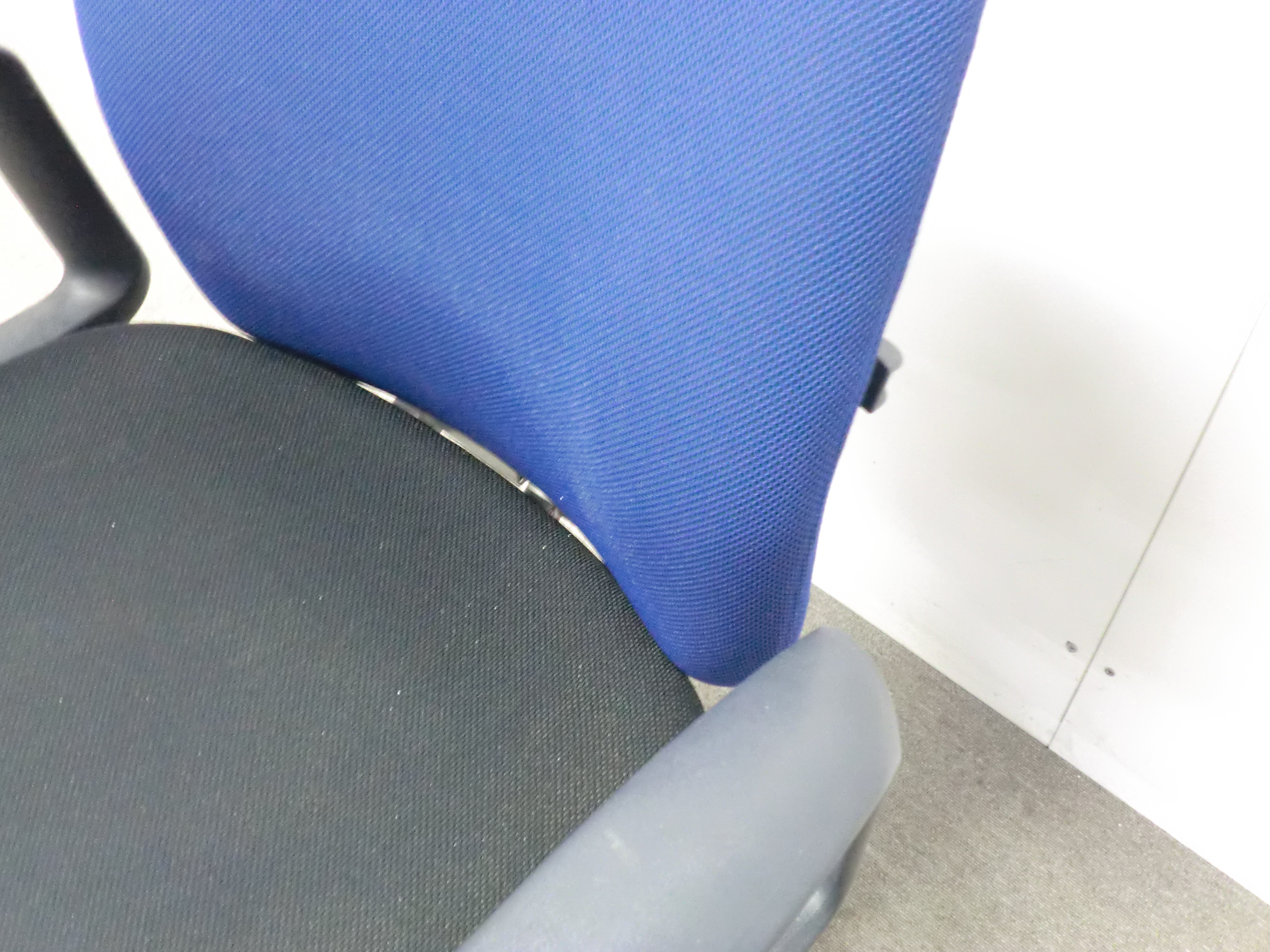 ウチダ/キャスト/ダークブルー / 【中古】 OAチェア肘有