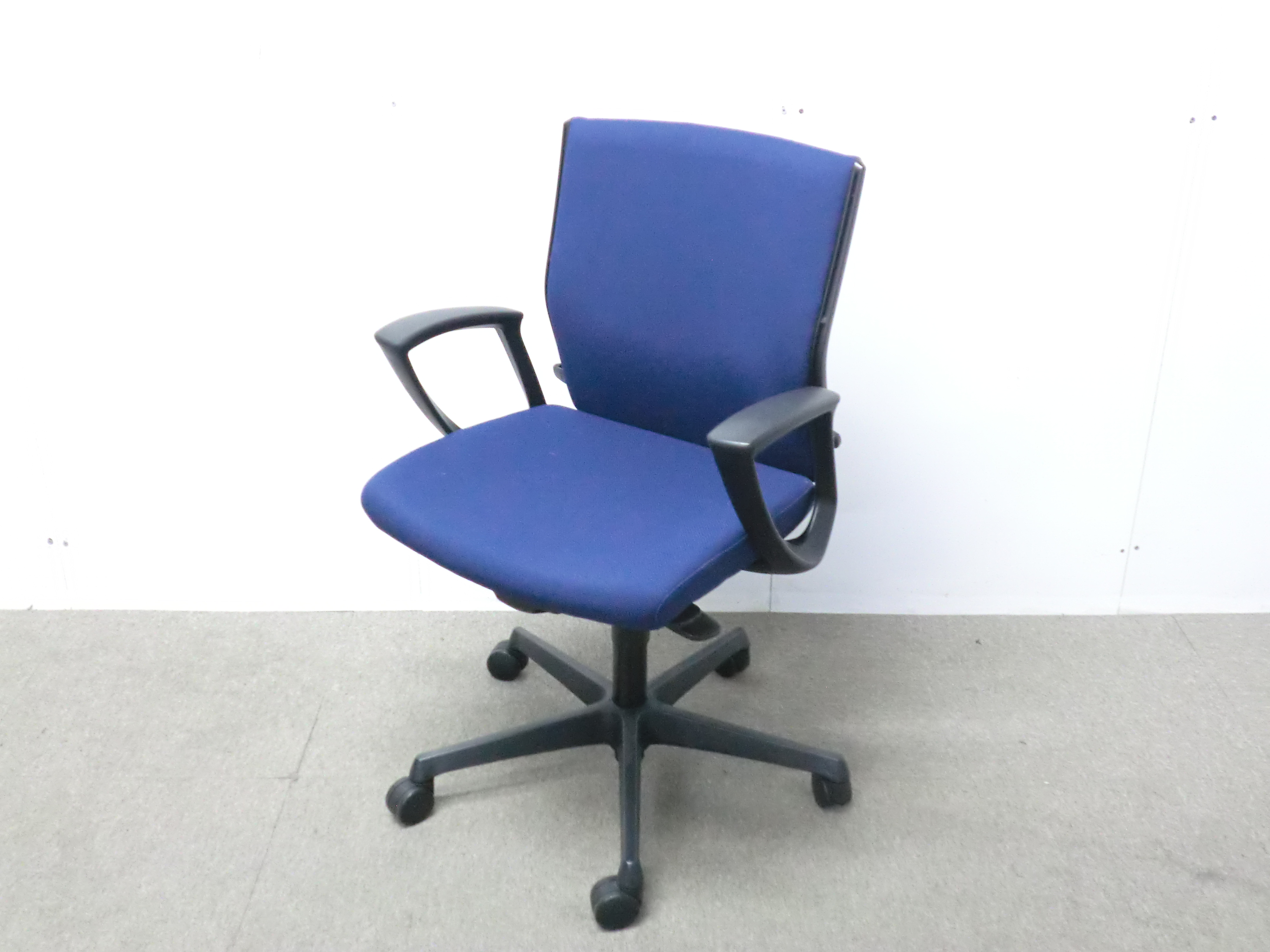 オカムラ/エスクード/ダークブルー/【中古】 OAチェア肘有