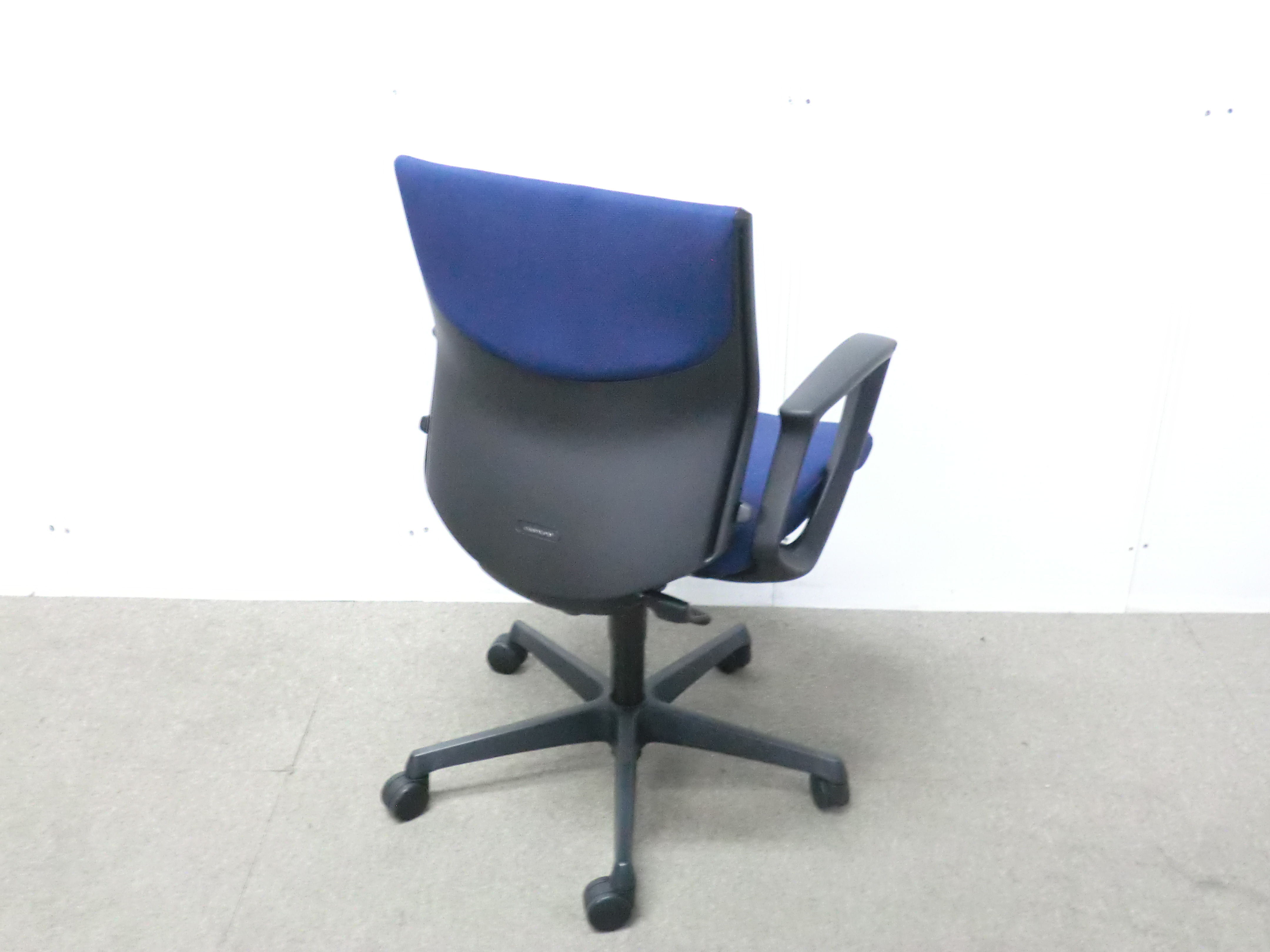 オカムラ/エスクード/ダークブルー/【中古】 OAチェア肘有