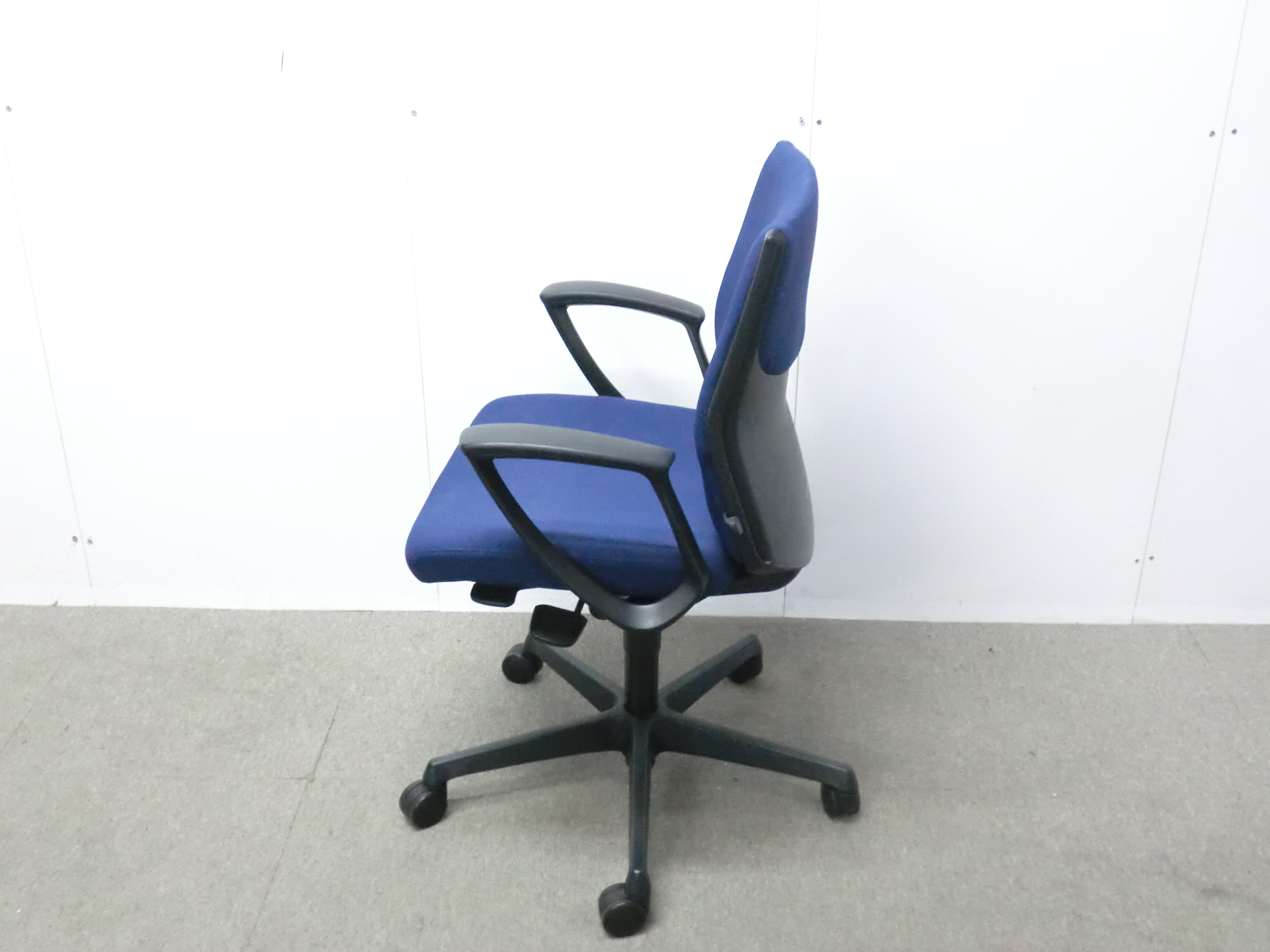 オカムラ/エスクード/ダークブルー/【中古】 OAチェア肘有