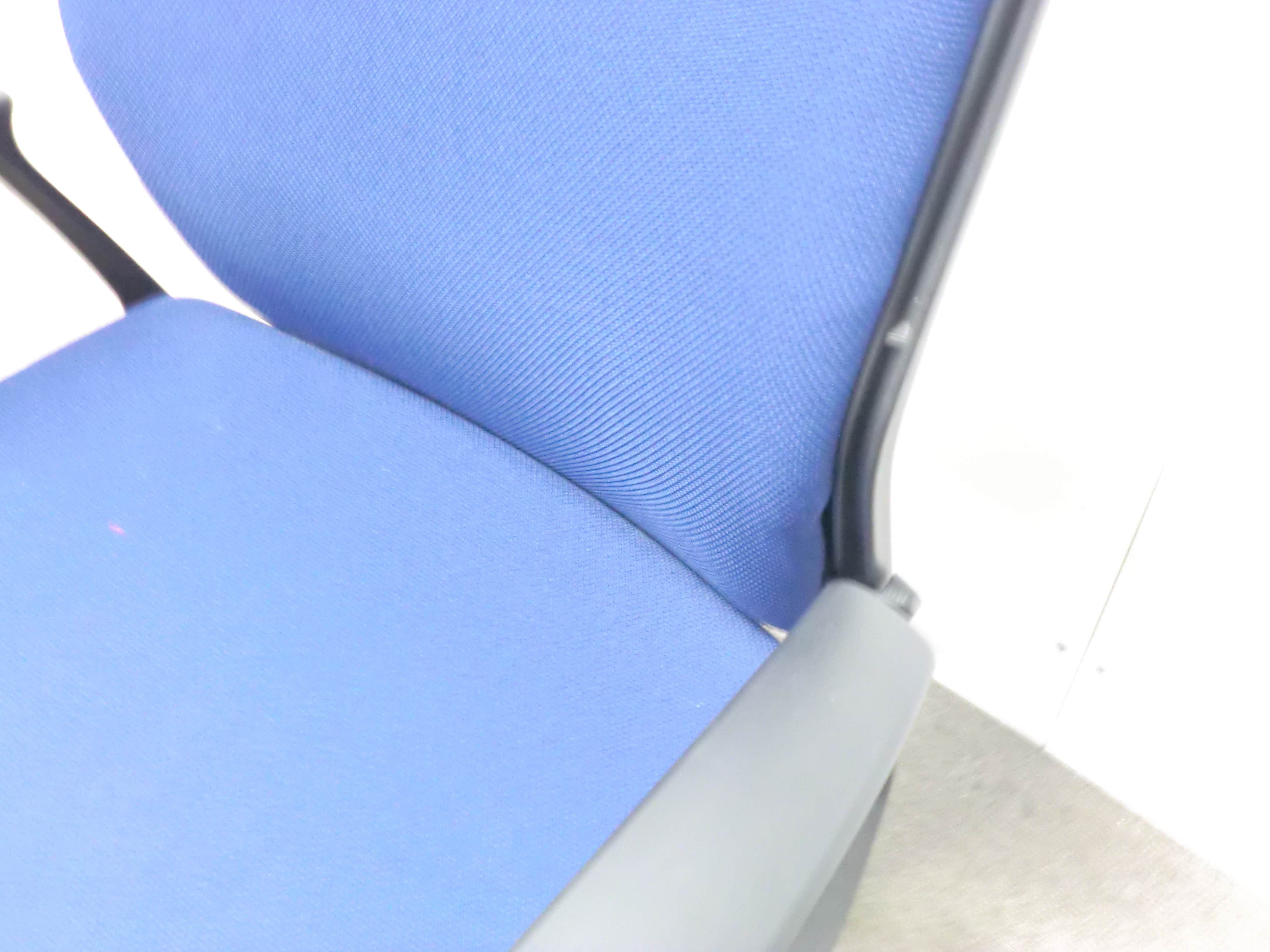 オカムラ/エスクード/ダークブルー/【中古】 OAチェア肘有