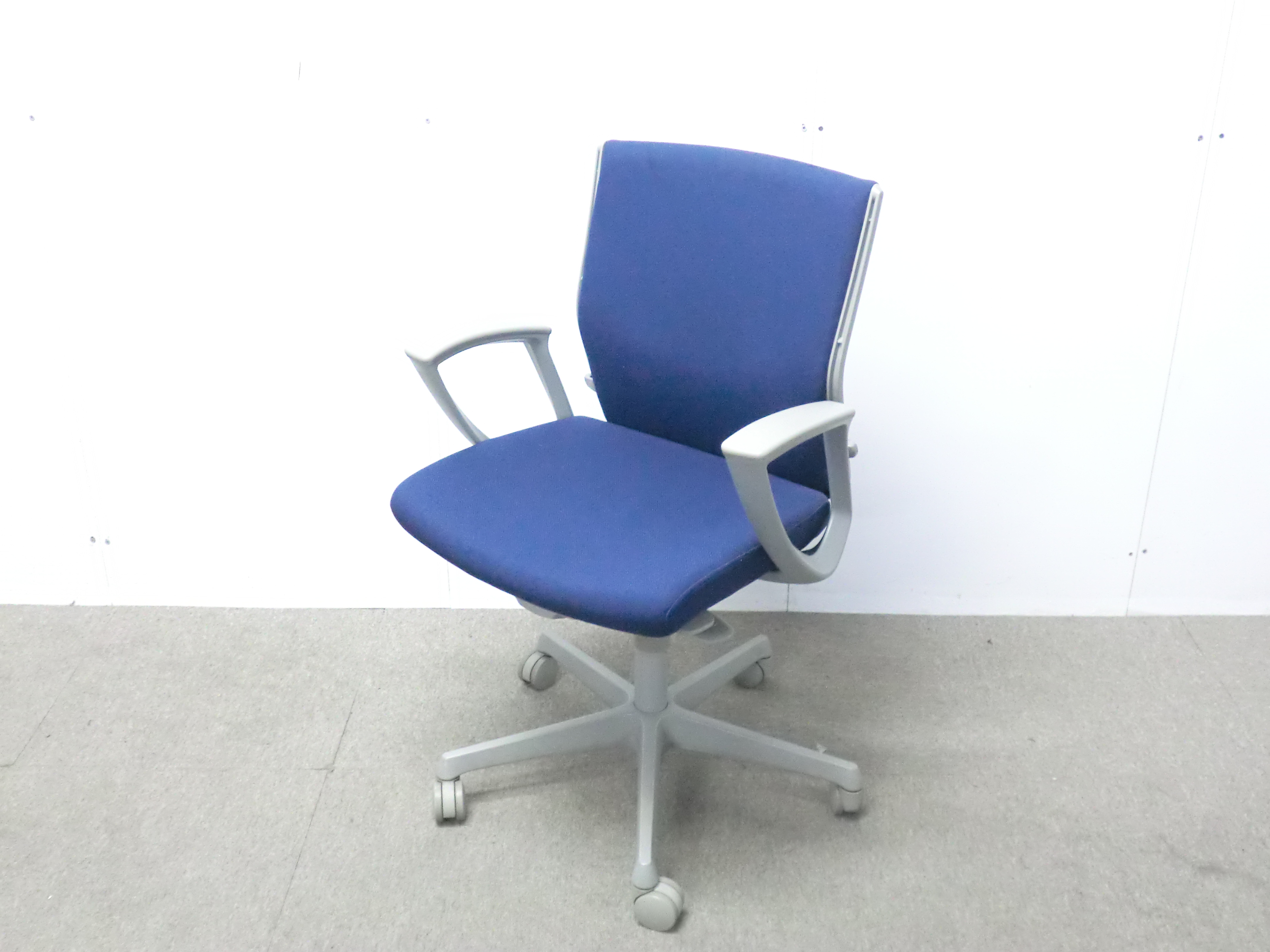 オカムラ/エスクード/ダークブルー/【中古】 OAチェア肘有