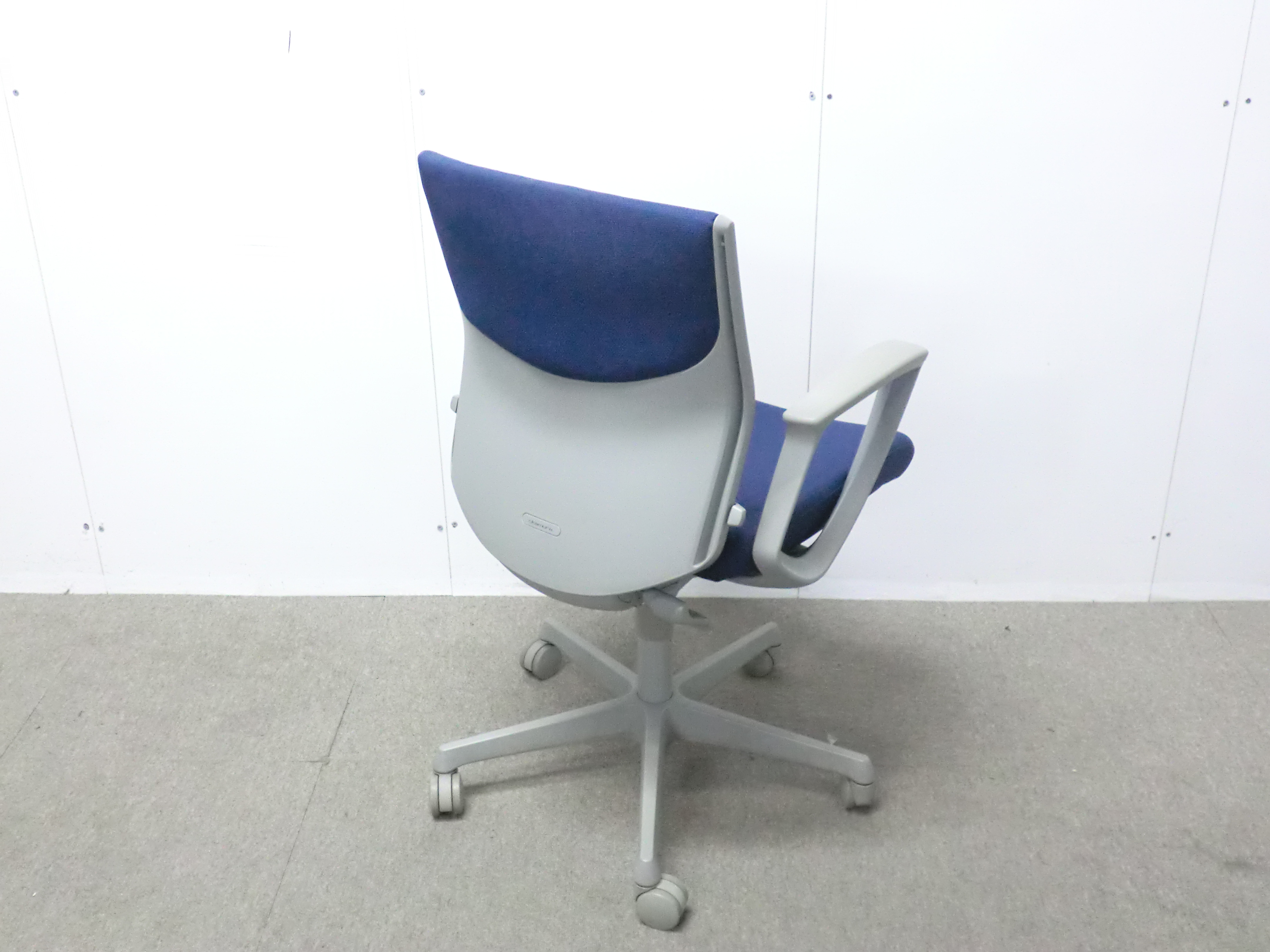 オカムラ/エスクード/ダークブルー/【中古】 OAチェア肘有