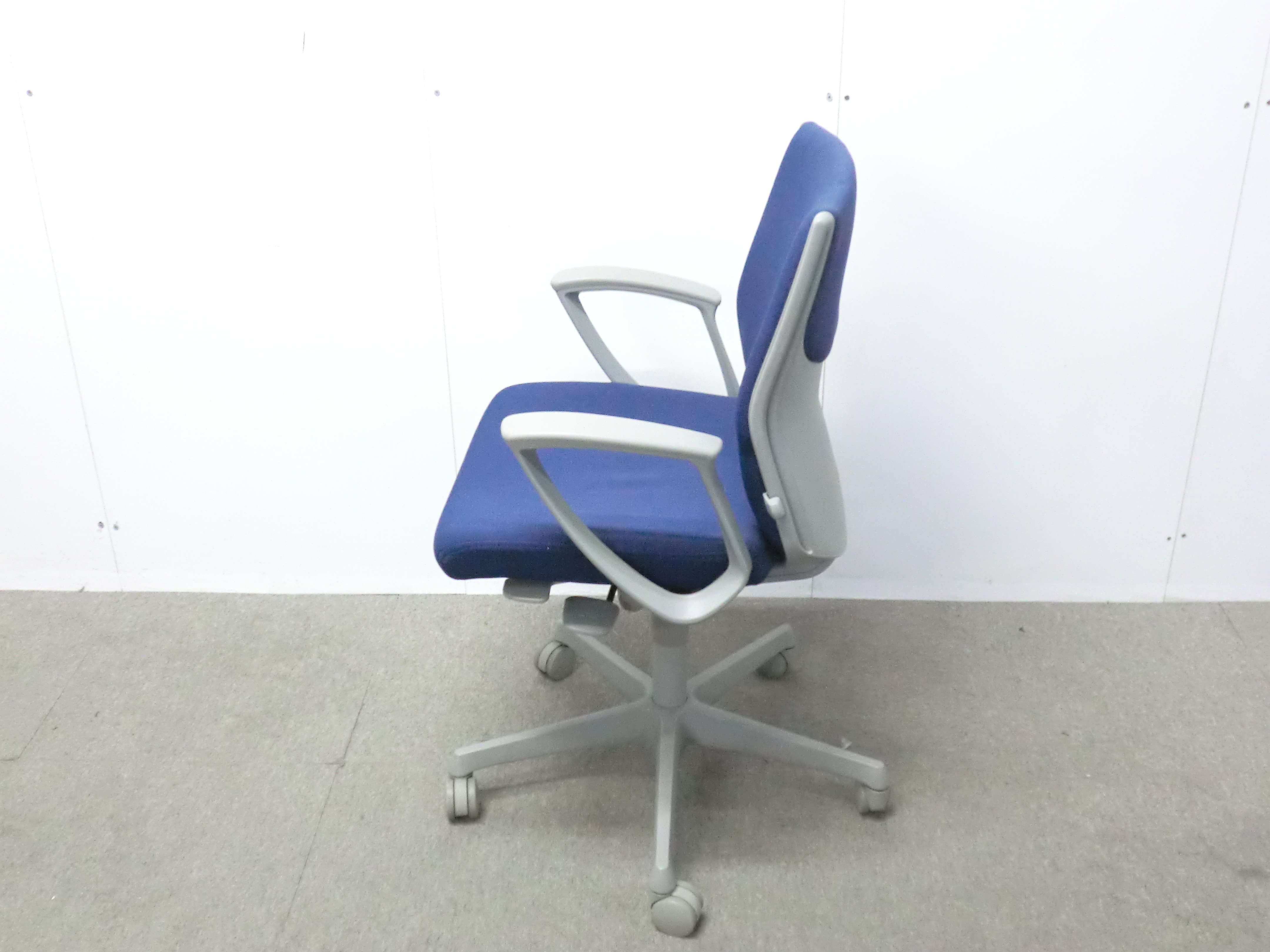 オカムラ/エスクード/ダークブルー/【中古】 OAチェア肘有