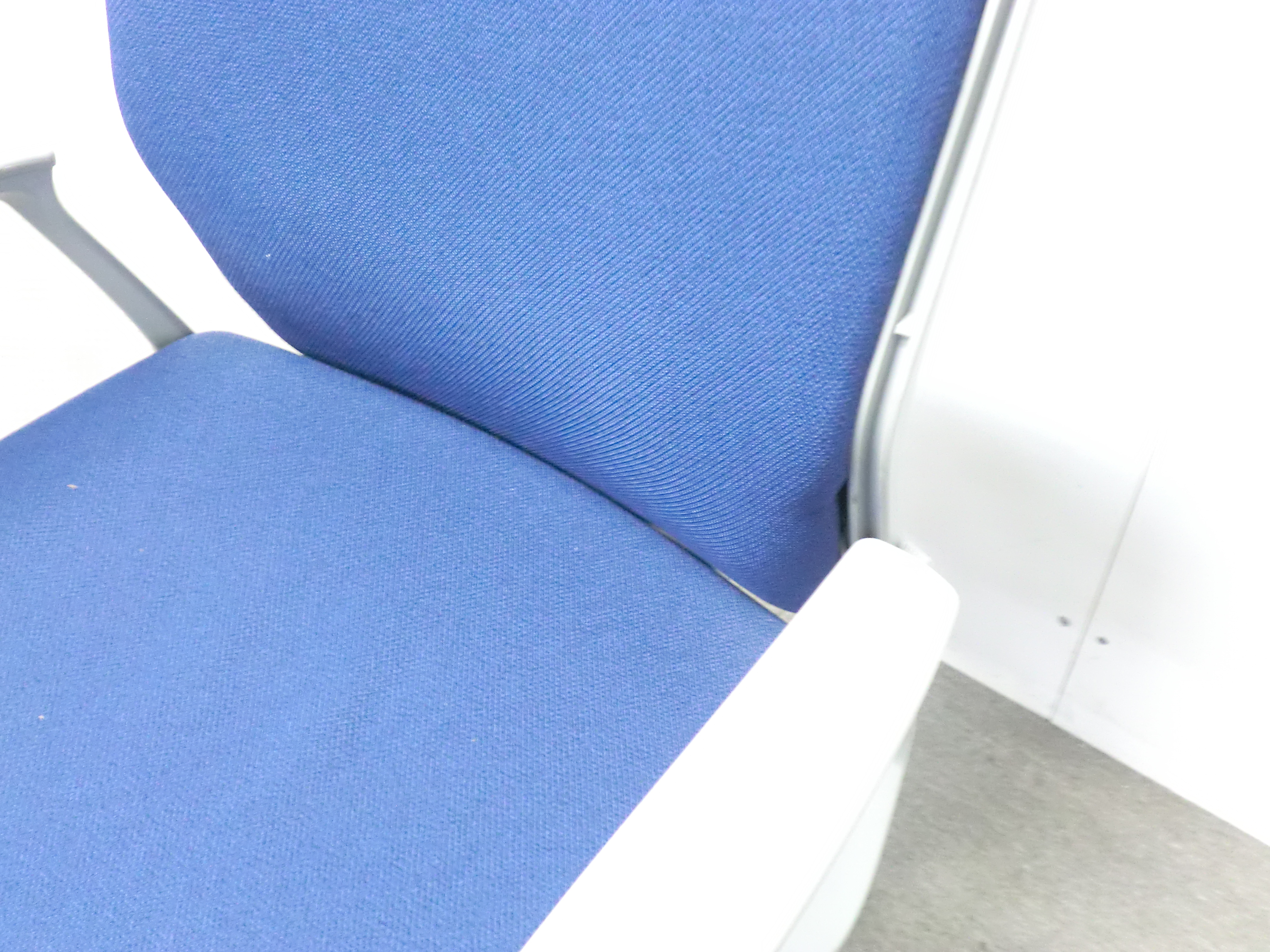 オカムラ/エスクード/ダークブルー/【中古】 OAチェア肘有