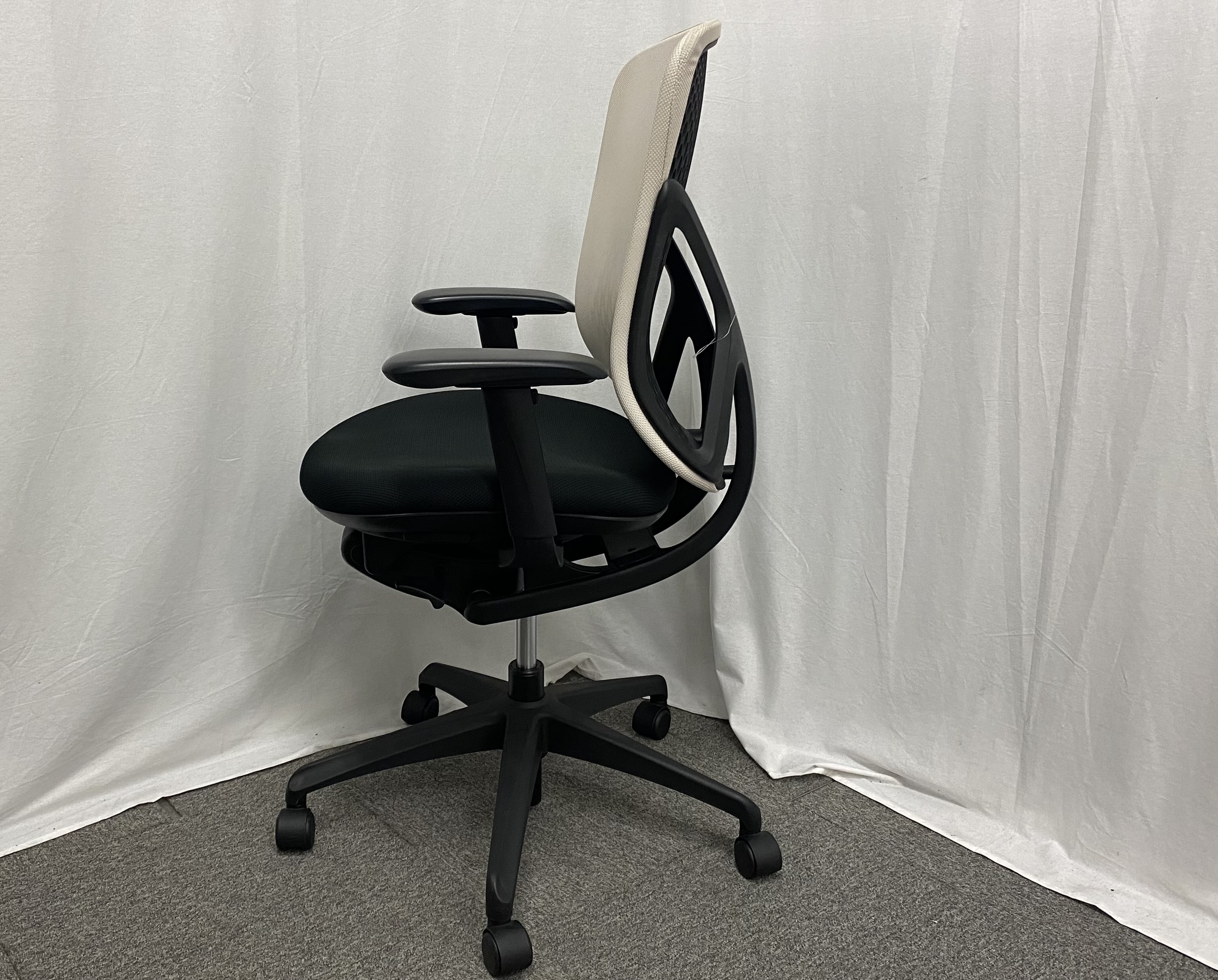 イエラ/イナバ/ベージュ/肘付き