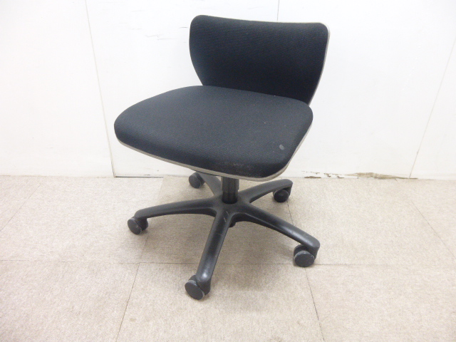 オカムラ/ブラック/OAチェア/肘無/【中古】