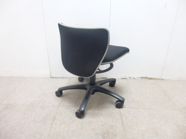 オカムラ/ブラック/OAチェア/肘無/【中古】