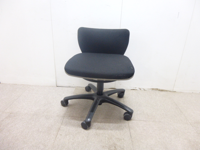 オカムラ/ブラック/OAチェア/肘無/【中古】