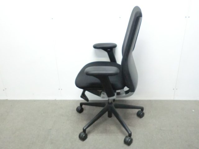 プラス/BeSERIES/ブラック/【中古】 OAチェア肘有