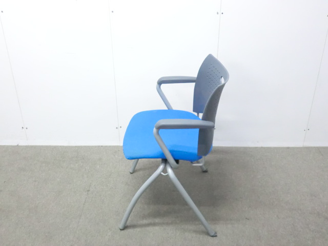ライオン / ライトブルー / 【中古】 スタッキングチェア