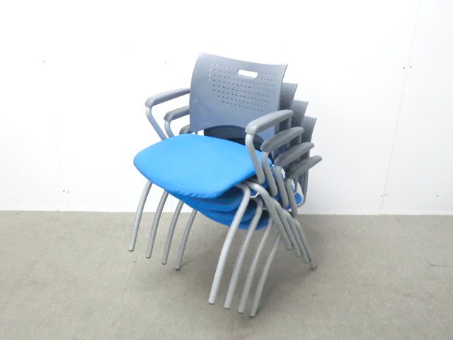 ライオン / ライトブルー / 【中古】 スタッキングチェア