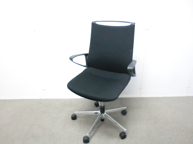 オカムラ / モード / ブラック / CA25BR-FWM1 【中古】 OAチェア肘有