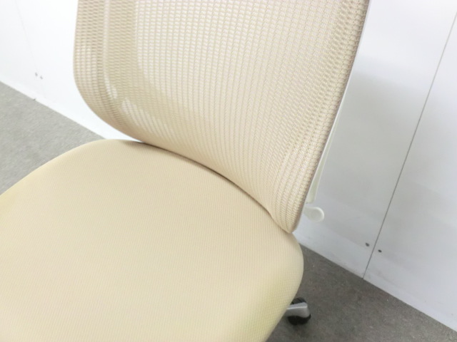 オカムラ/シルフィ/ベージュ / 【中古】 OAチェア肘無し