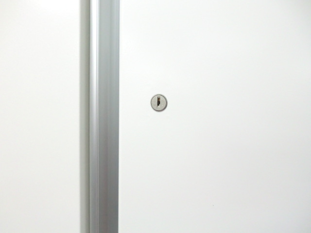 オカムラ / ホワイト / 【中古】 8人用ロッカー