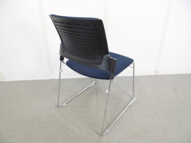 モノン / イトーキ/ ダークブル / スタッキングチェア