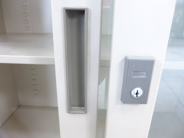 ウチダ/アイボリー/ガラス引違キャビネット/【中古】