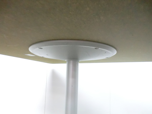 オカムラ/ホワイト/【中古】 角テーブル / キャスター付き