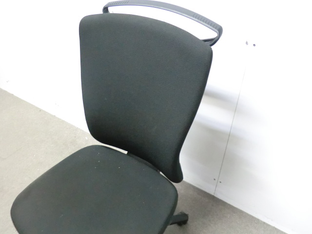ライオン / ブラック / 【中古】 OAチェア肘無し