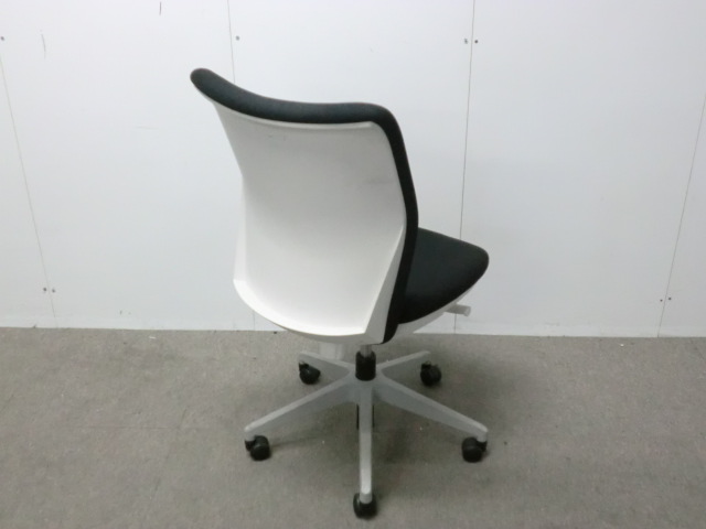 ライオン / ブラック / 【中古】 OAチェア肘無し