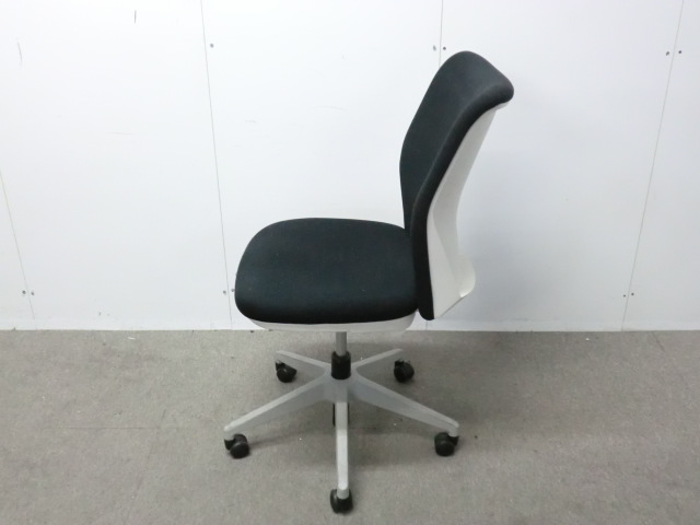 ライオン / ブラック / 【中古】 OAチェア肘無し