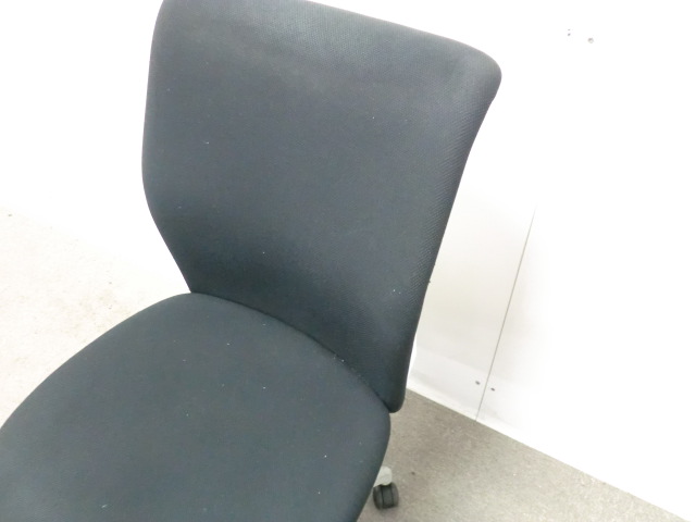 ライオン / ブラック / 【中古】 OAチェア肘無し