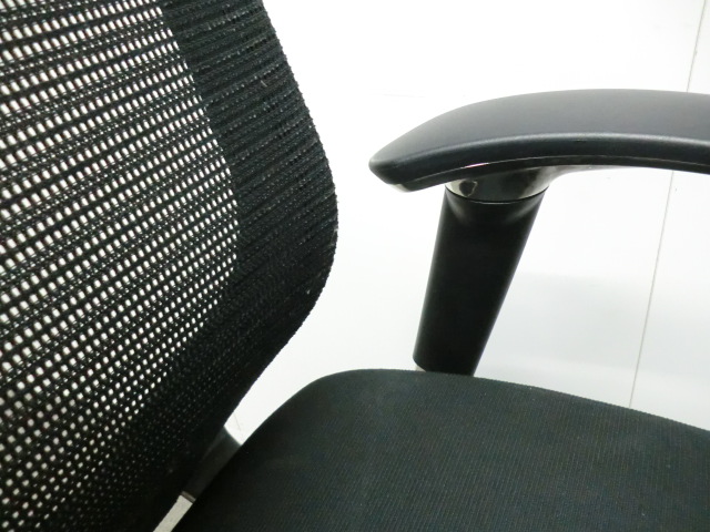 オカムラ / バロン / ブラック 【中古】OAチェア肘あり