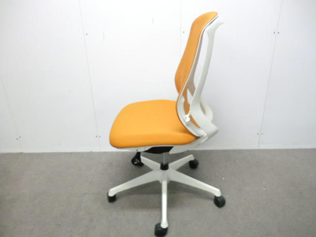 オカムラ/シルフィ/ オレン / 【中古】 OAチェア肘無し