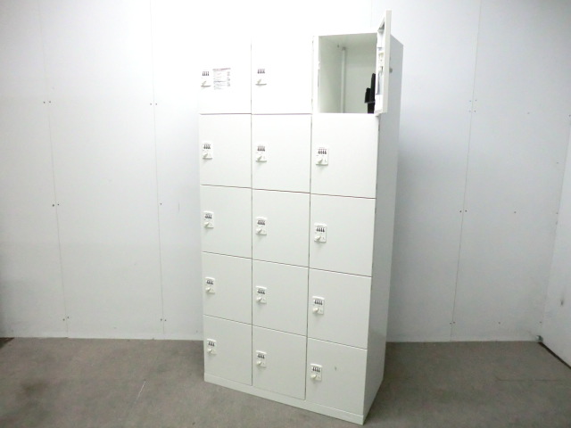 オカムラ / ホワイト / 【中古】 15人用パーソナロッカ