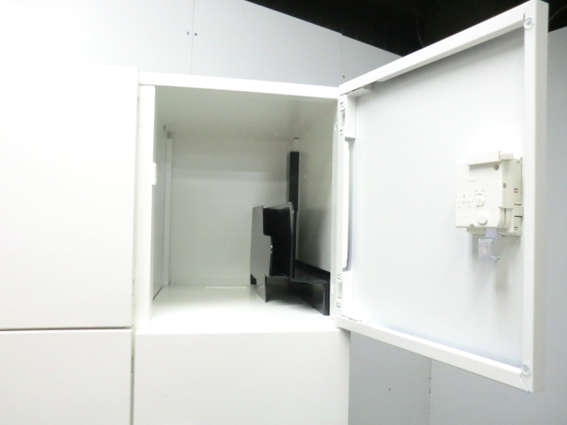 オカムラ / ホワイト / 【中古】 15人用パーソナロッカ