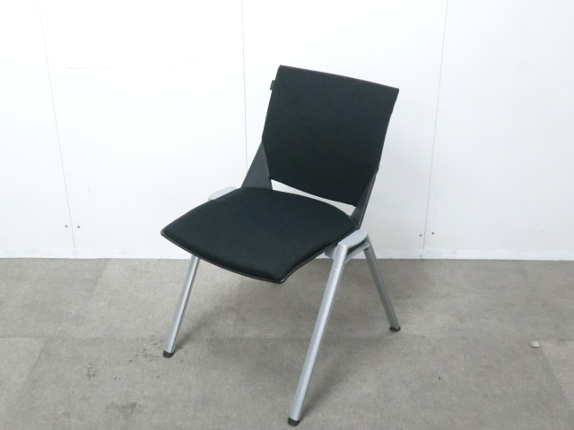 オカムラ / ブラック / 【中古】 スタッキングチェア