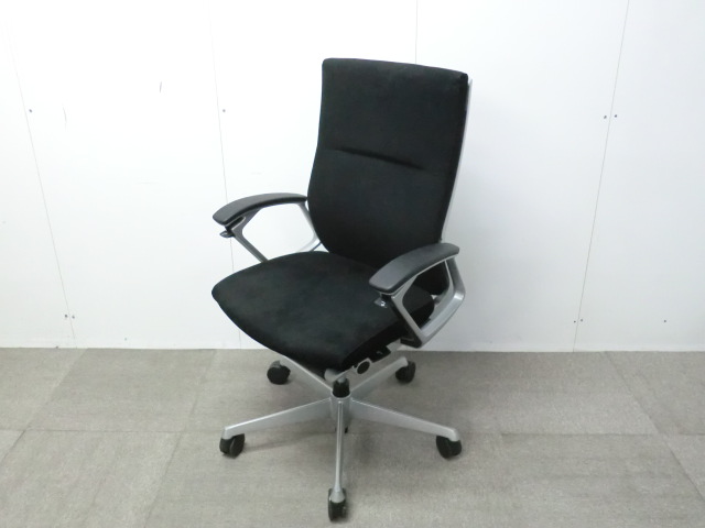 オカムラ/デューク/ ブラック / 【中古】 OAチェア肘有