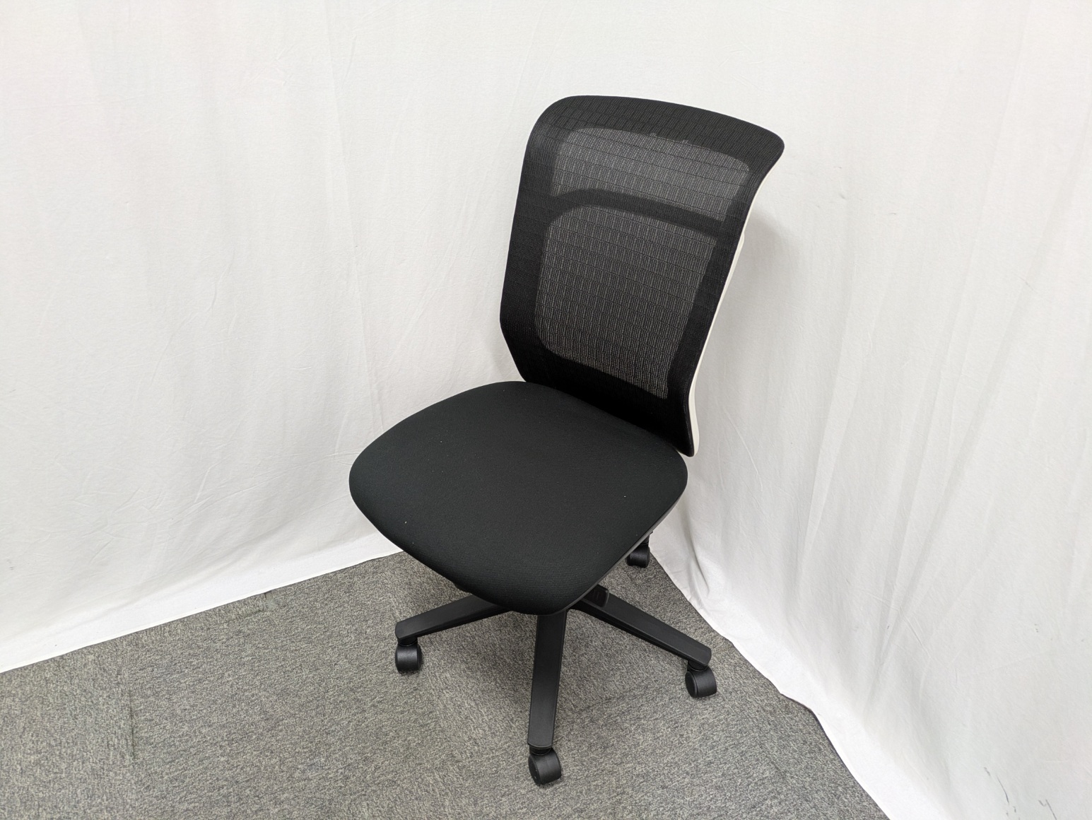 ナイキ/ パウザ/ ブラック / 【中古】 OAチェア肘無し