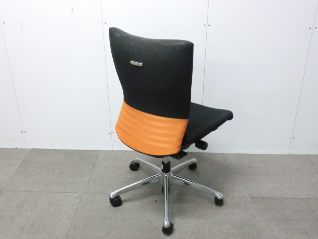 オカムラ/フィーゴ/オレンジ / 【中古】 OAチェア肘無し