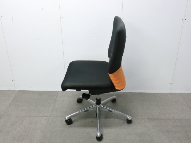 オカムラ/フィーゴ/オレンジ / 【中古】 OAチェア肘無し