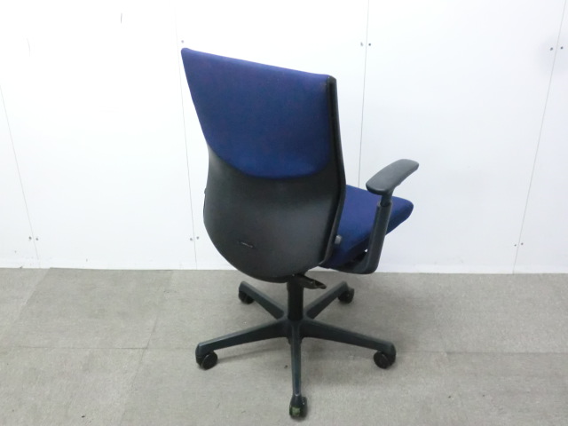 オカムラ/エスクード/ダークブルー/【中古】 OAチェア肘有