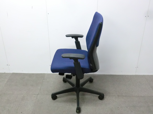 オカムラ/エスクード/ダークブルー/【中古】 OAチェア肘有