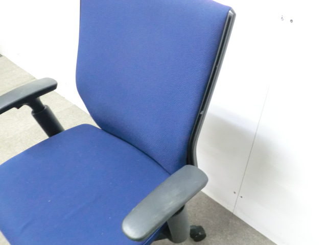 オカムラ/エスクード/ダークブルー/【中古】 OAチェア肘有