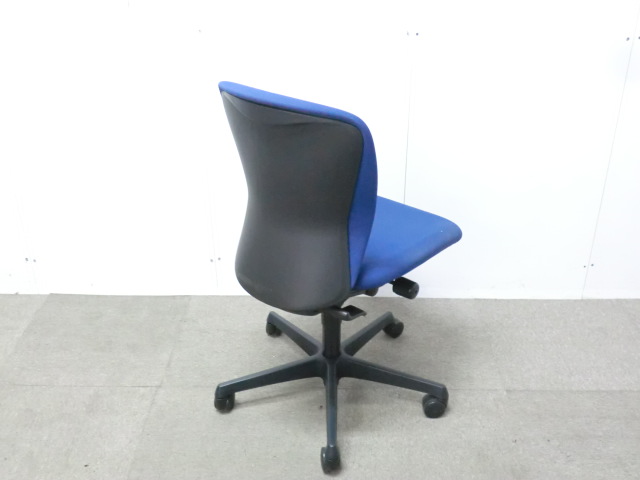 オカムラ/スラート / ブルー / 【中古】 OAチェア肘無