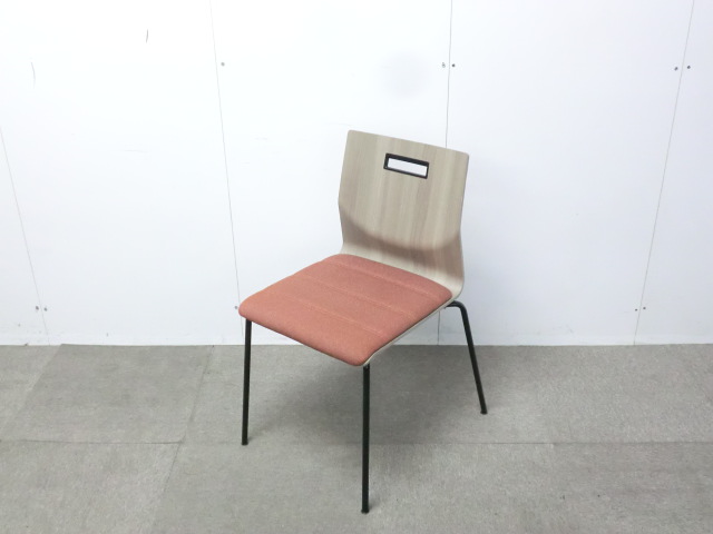 オカムラ/スイープ/木目調 / 【中古】 スタッキングチェア