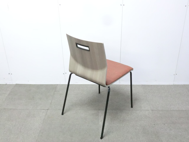 オカムラ/スイープ/木目調 / 【中古】 スタッキングチェア