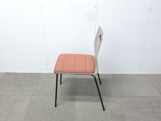 オカムラ/スイープ/木目調 / 【中古】 スタッキングチェア