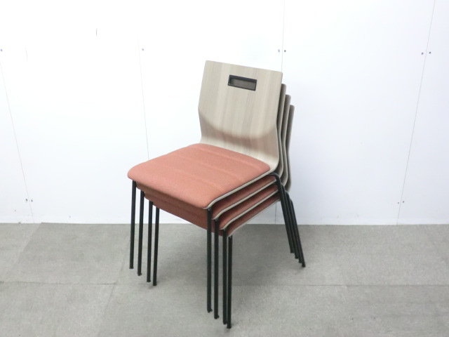 オカムラ/スイープ/木目調 / 【中古】 スタッキングチェア