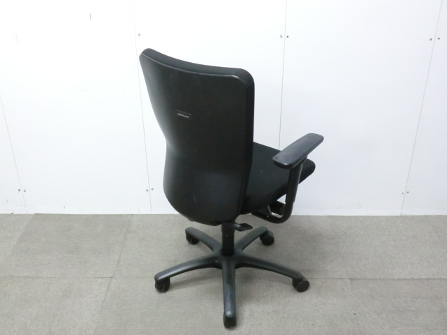 オカムラ/カロッツァ/ブラック / 【中古】 OAチェア肘有