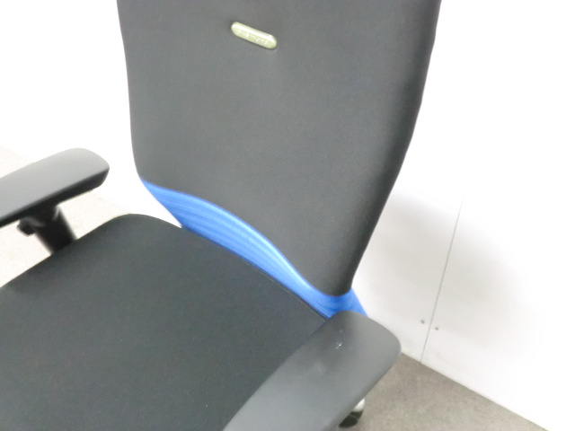 オカムラ/フィーゴ / ブルー / 【中古】 OAチェア肘有